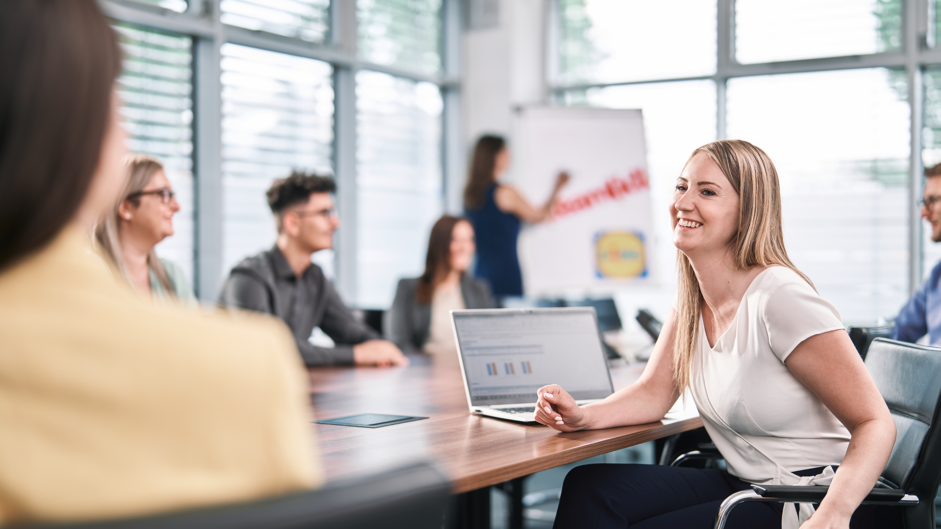 Mitarbeiterin im Büro
