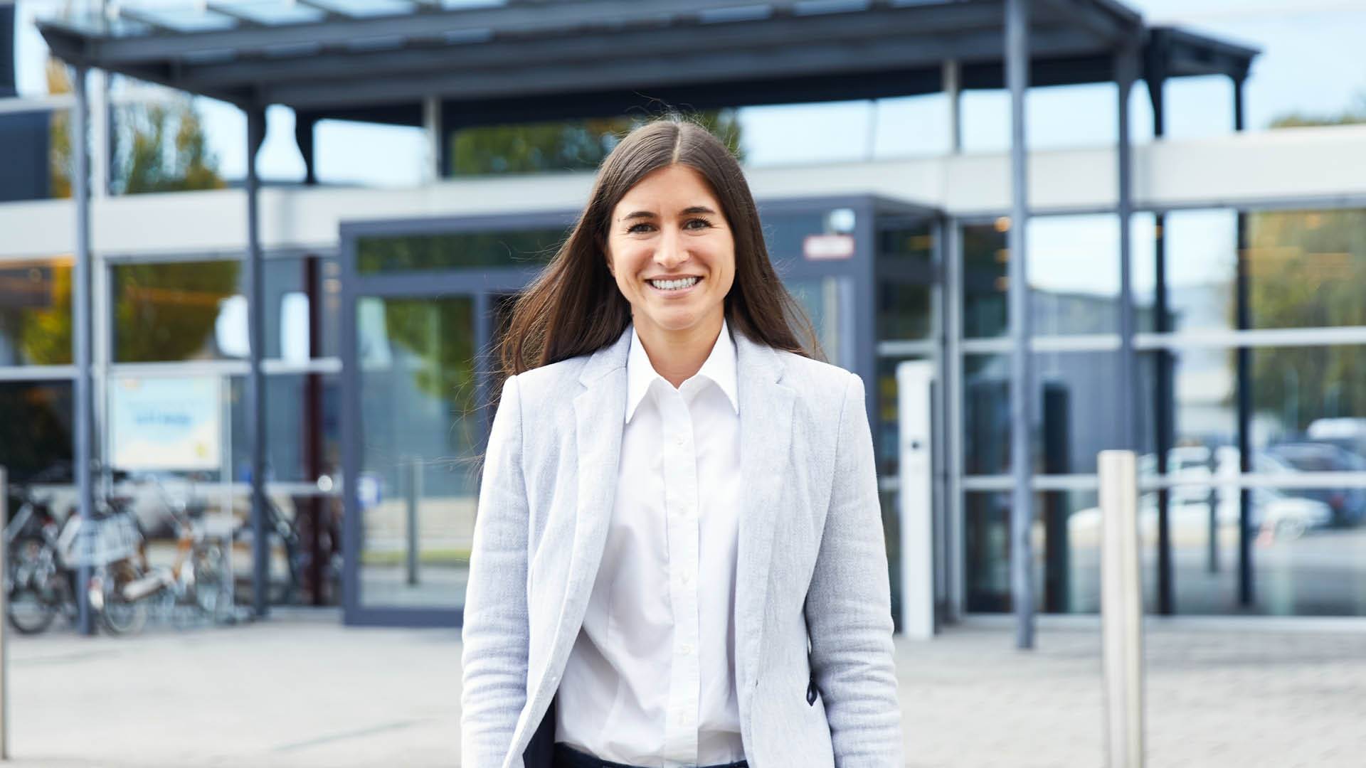 Nicole steht vor der Zentrale in Sazburg
