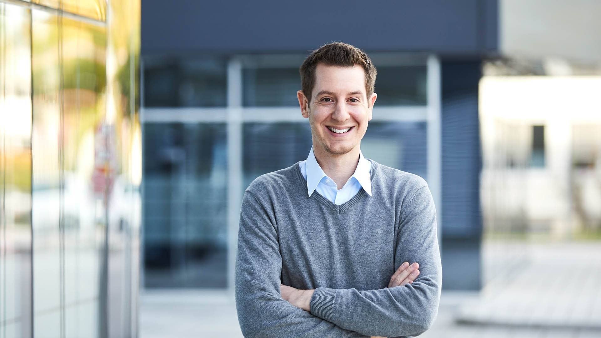 Christian vor unserer Firmenzentrale