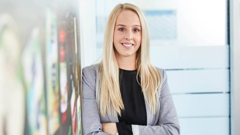 Sarah in einem Besprechungsraum