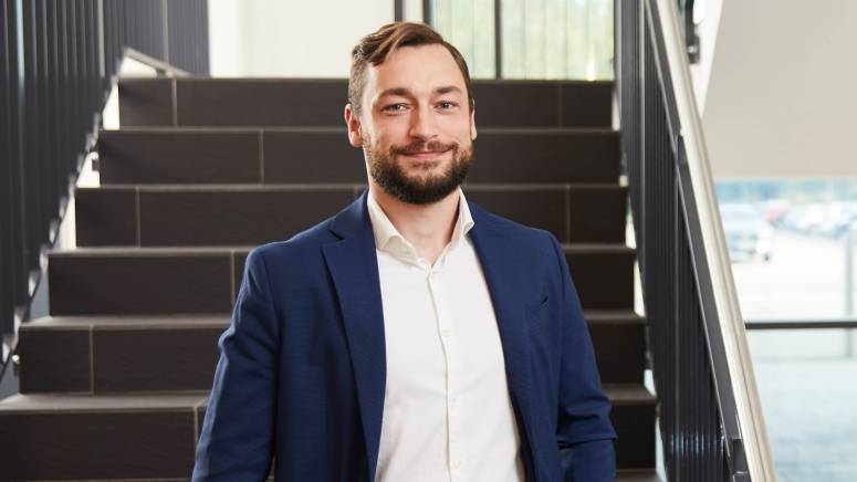 Sebastian im Treppenhaus