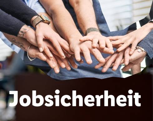 Verschiedene Hände, die zusammen halten