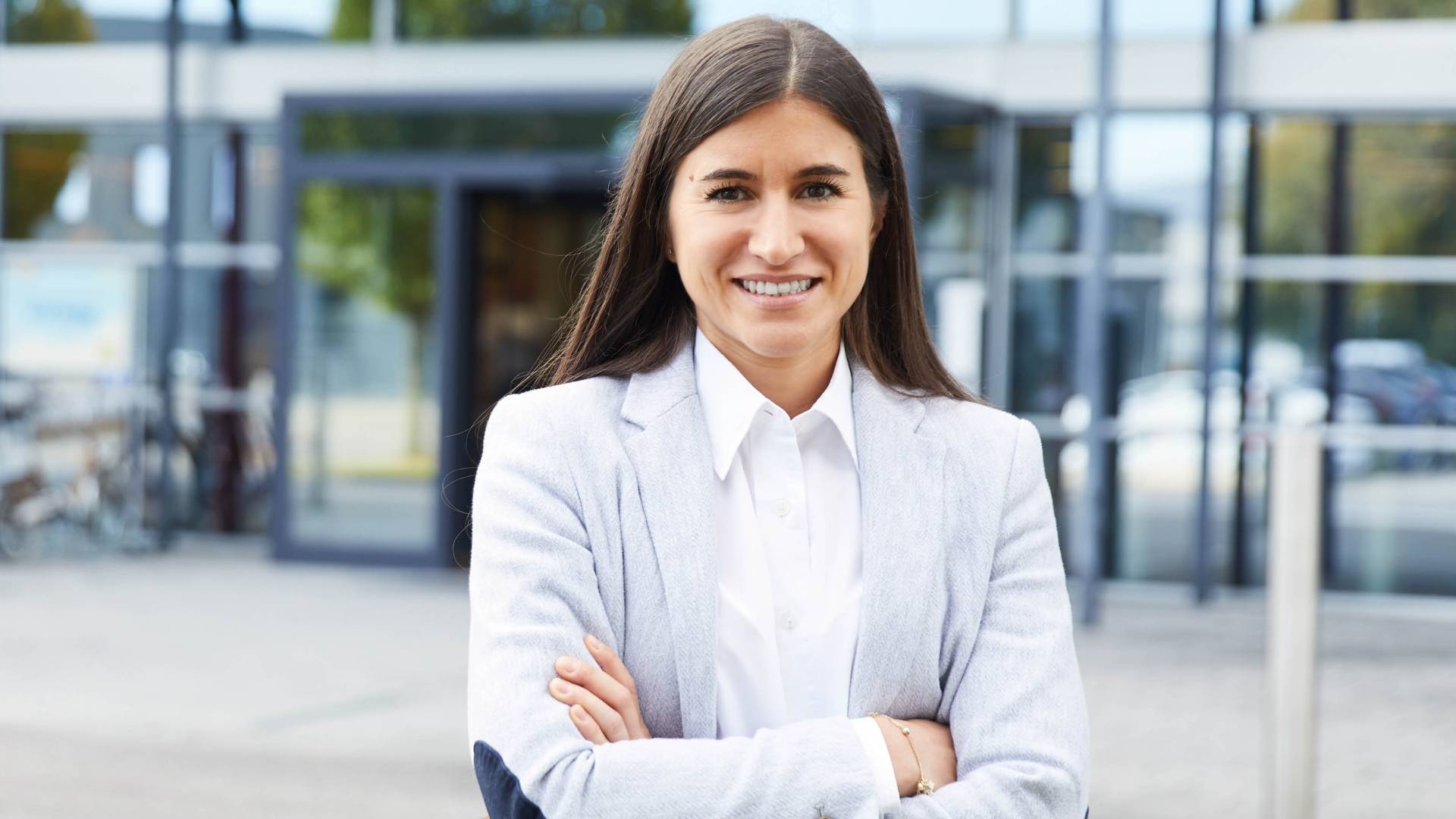 Nicole vor der Firmenzentrale in Salzburg
