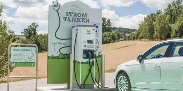E-Tankstelle auf einem Lidl Parkplatz